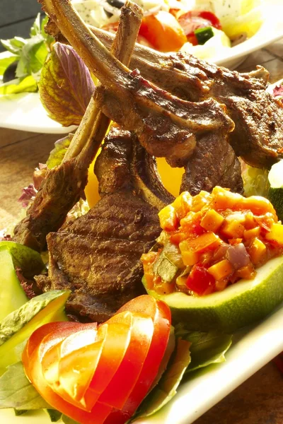 Мясо ягненка с овощным гарниром — стоковое фото