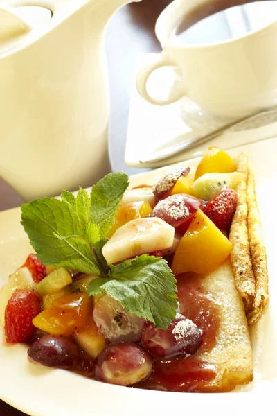 Pfannkuchen mit Früchten — Stockfoto