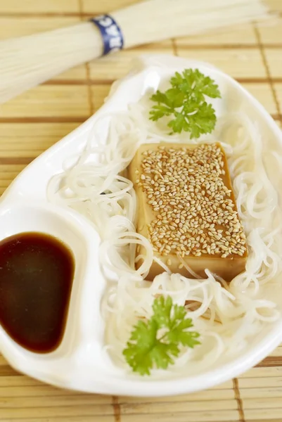 Marinaded tofu with rice noodles — Stock Photo, Image
