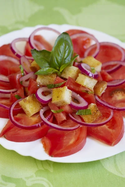 Tomato salad with onions, basil and crackers — Stock Photo, Image