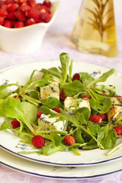Salada de verão com morango selvagem e queijo azul — Fotografia de Stock
