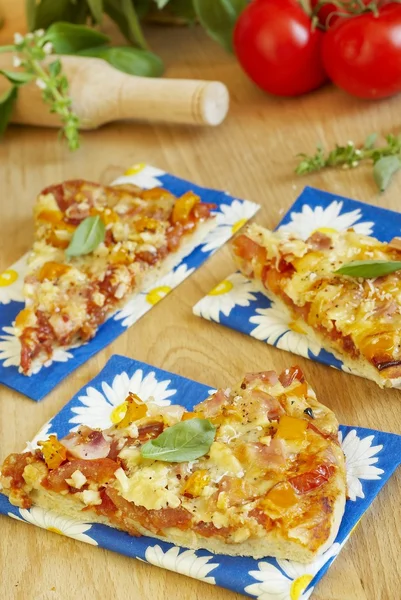 Pizza with ham, tomatoes, peppers and cheese — Stock Photo, Image
