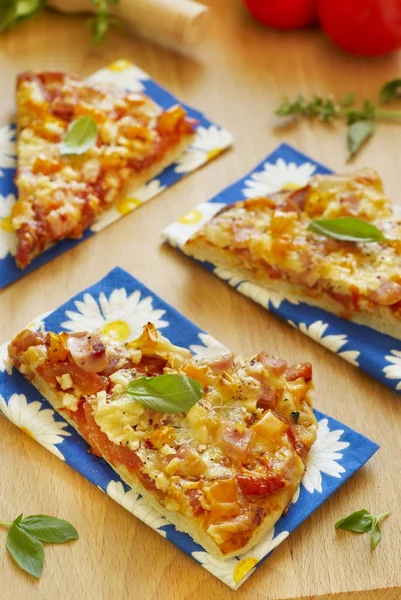 Піца з шинкою, помідорами, перцем і сиром — стокове фото