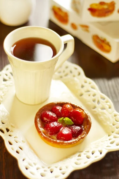 Cake with fresh strawberries and tea — Stock Photo, Image