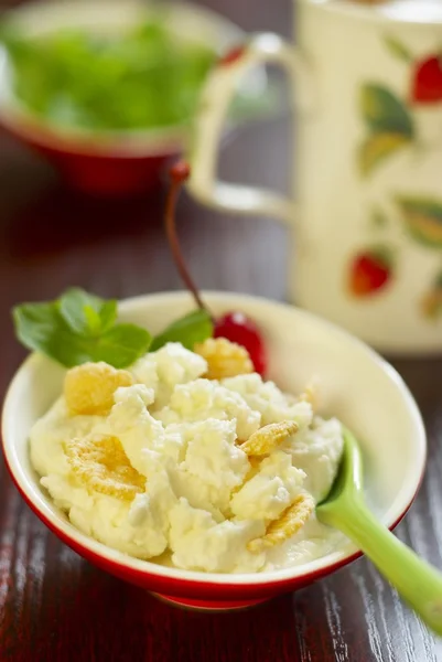 Cottage cheese with cornflakes — Stock Photo, Image