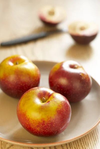 Plums on plate — Stock Photo, Image