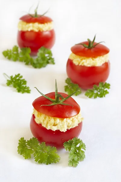 Tomates recheados com salada de queijo — Fotografia de Stock