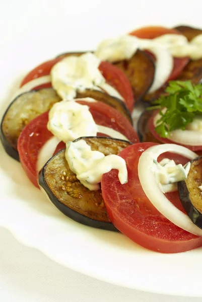 Salat mit Tomaten, Auberginen und Zwiebeln — Stockfoto