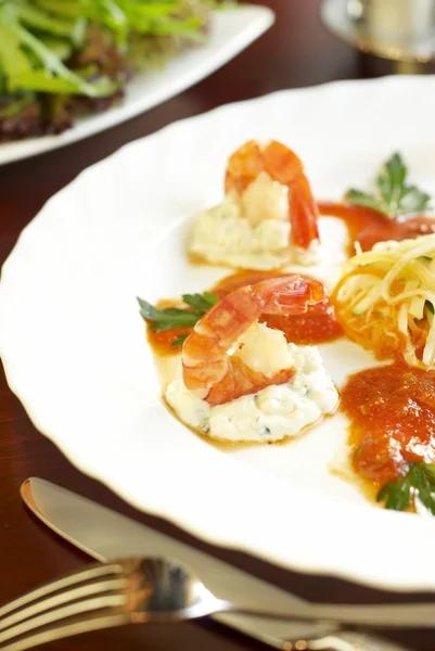Креветки с муссом из голубого сыра и томатным соусом — стоковое фото