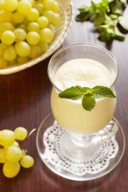 Nane ve zencefil ile süt ve dondurma ve üzüm kokteyl