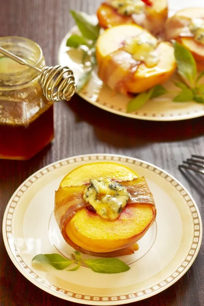 Peaches with bacon, cheese and honey — Stock Photo, Image