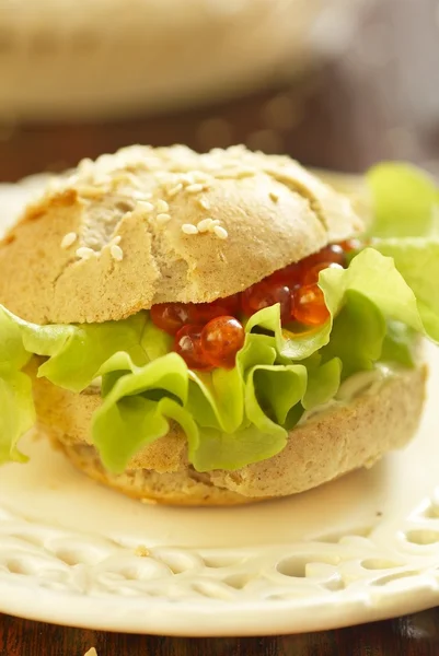 Brood met roomkaas, salade en rode kaviaar — Stockfoto