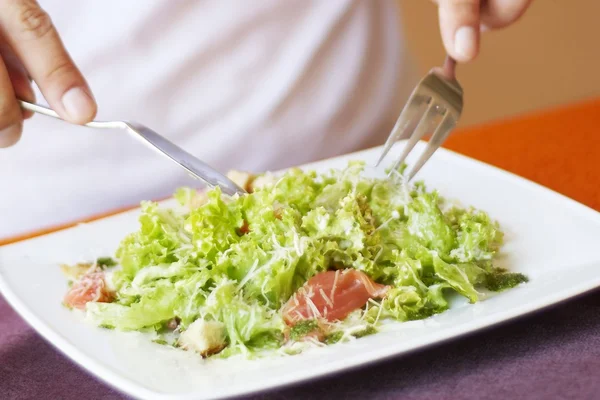 Man, eten caesar salade met zalm — Stockfoto