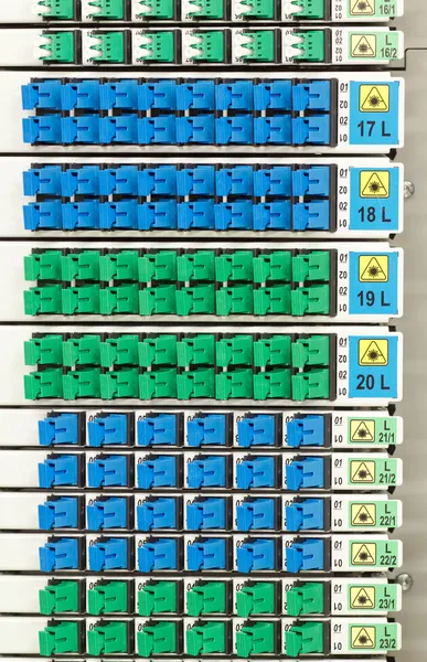 Fiber optic rack med hög densitet av blå och grön sc kontakter — Stockfoto