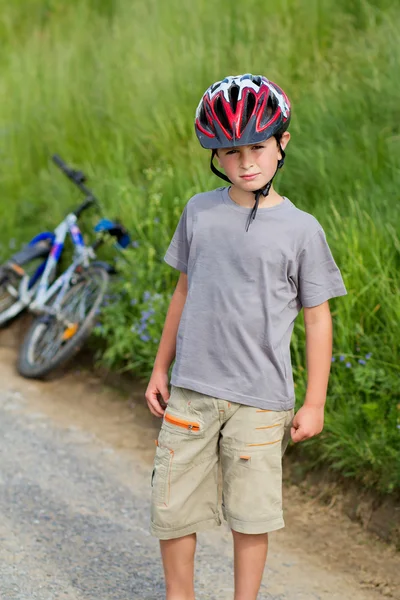 ヘルメットと自転車を少年のポートレート — ストック写真