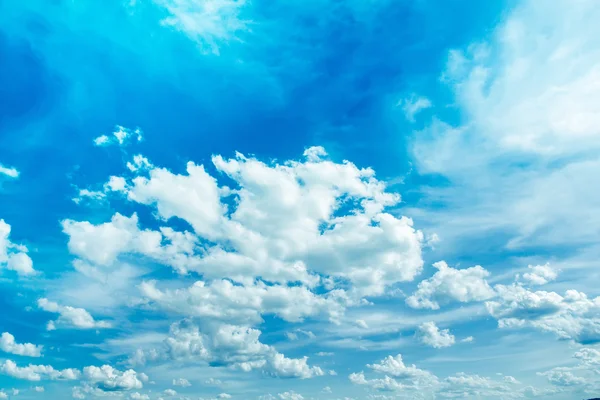 Lente blauwe hemel met wolken — Stockfoto
