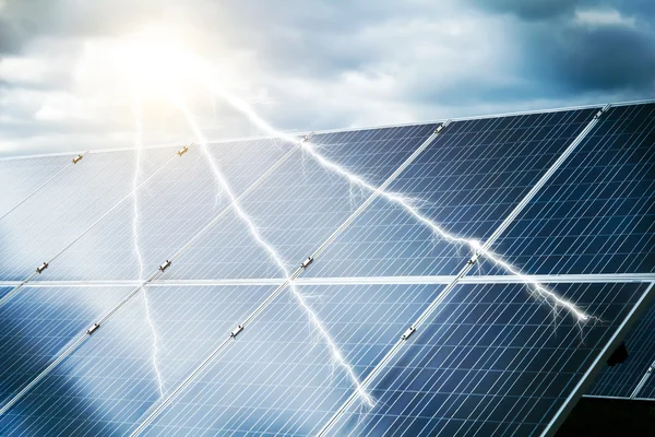 Santral yenilenebilir güneş enerjisi kullanılarak soyut kavram — Stok fotoğraf