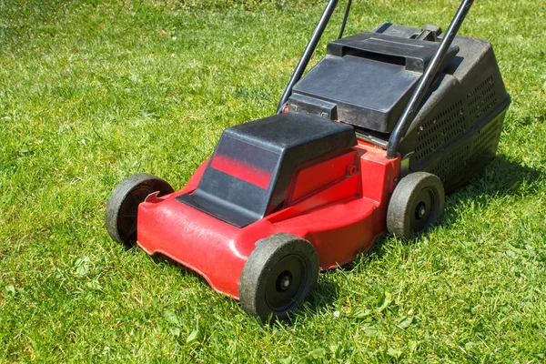 芝刈り機の芝生の上 — ストック写真