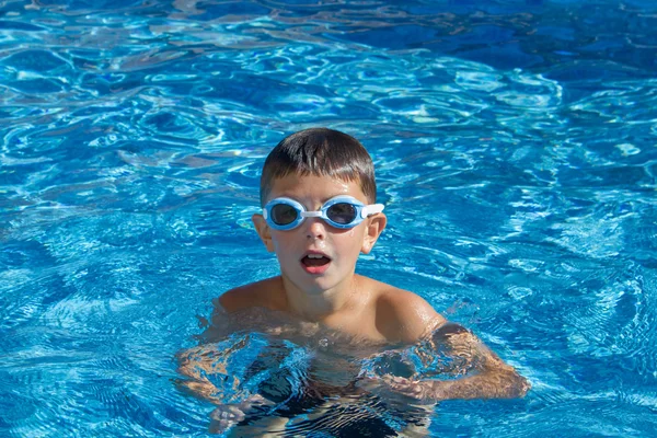 Jongen met bril in het zwembad — Stockfoto