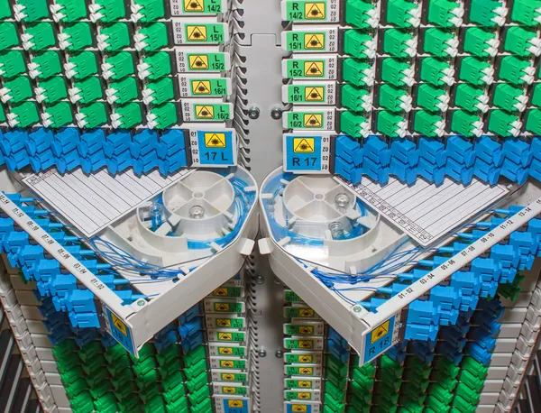 Suporte de fibra óptica com alta densidade de conectores SC azuis e verdes — Fotografia de Stock