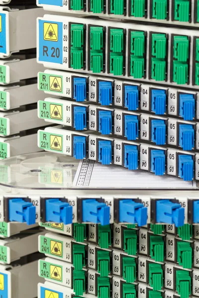 Support à fibre optique avec haute densité de connecteurs SC bleus et verts — Photo