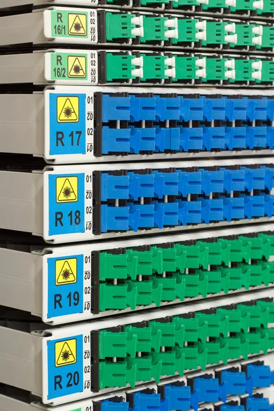 纤维光学机架与高密度的蓝色和绿色 sc 连接器 — 图库照片