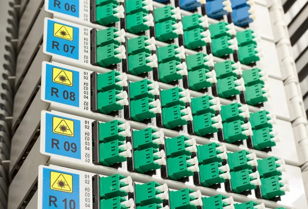 Fiber optic rack met hoge dichtheid van blauwe en groene sc verbindingslijnen — Stockfoto