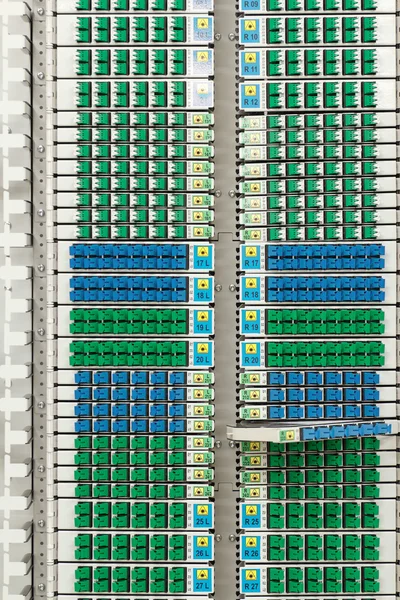 Bastidor de fibra óptica con alta densidad de conectores SC azules y verdes — Foto de Stock