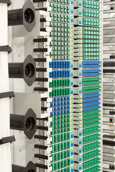 Bastidor de fibra óptica con alta densidad de conectores SC azules y verdes —  Fotos de Stock