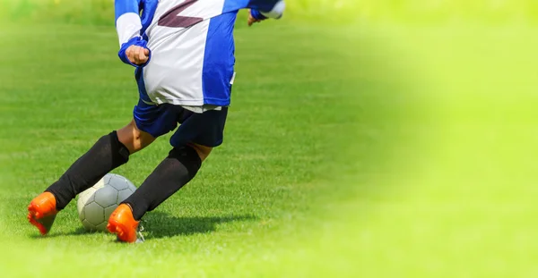 Voetbal speler benen dribbelen in een match — Stockfoto