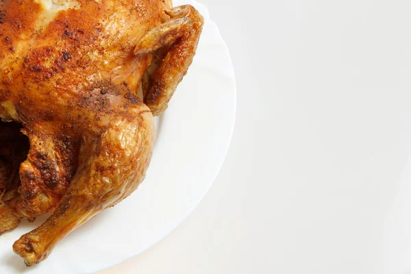 Жареная курица на тарелке — стоковое фото