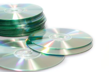 Beyaz bir arka planda kompakt diskler cd