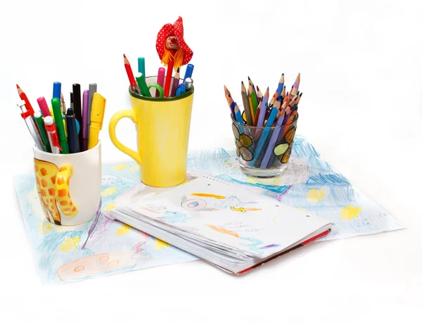 Peinture abstraite et porte-stylos avec stylos colorés — Photo