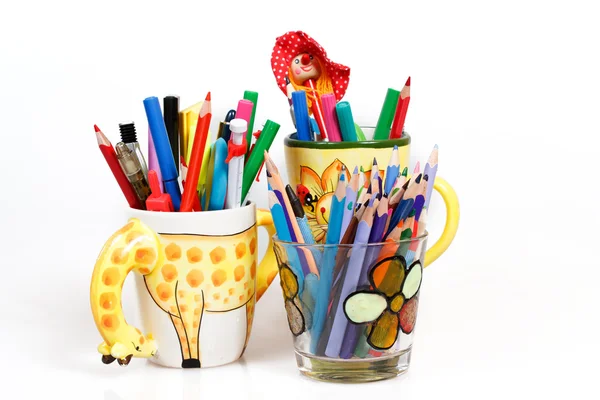 Stifthalter mit farbigen Stiften auf weißem Hintergrund — Stockfoto