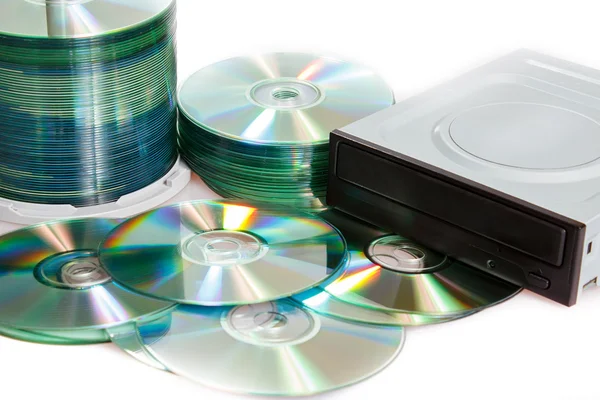 Kompakt diskler ve beyaz zemin üzerine yazıcı — Stok fotoğraf