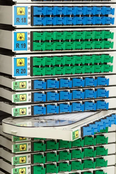 Cremagliera in fibra ottica ad alta densità di connettori SC blu e verdi — Foto Stock