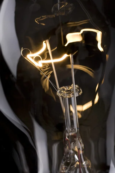 Електрична лампа ізольований чорний фон — стокове фото