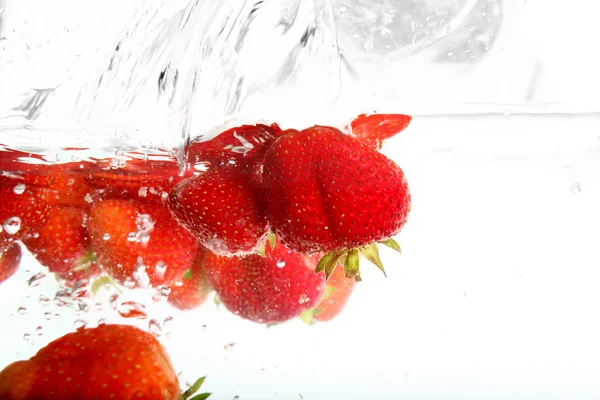 Salpicadura de agua y fresa — Foto de Stock
