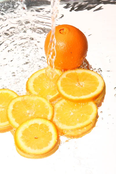 Water splash en oranje — Stockfoto