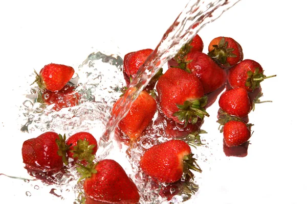Salpicadura de agua y fresa —  Fotos de Stock