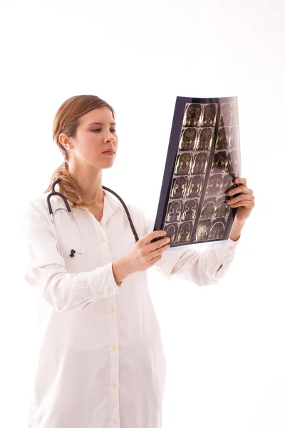 Jonge vrouwelijke arts onderzoekt een radiogram. — Stockfoto