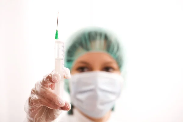 Здравоохранение и медицина: медсестра с помощью шприца — стоковое фото