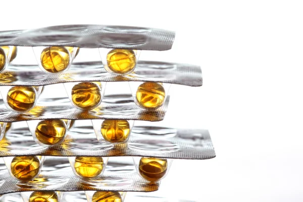Rybí olej pilulky na bílém pozadí — Stock fotografie