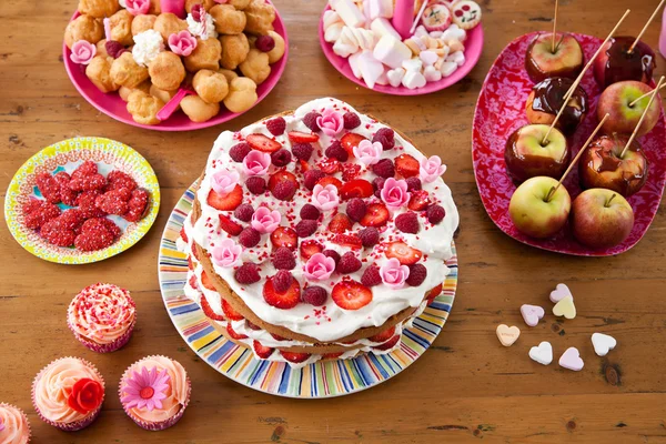 Variedade de doces doces em uma mesa — Fotografia de Stock