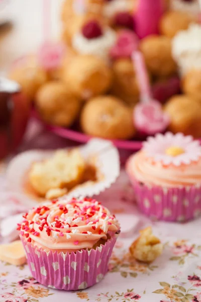 Birthday cupcake és hinti — Stock Fotó