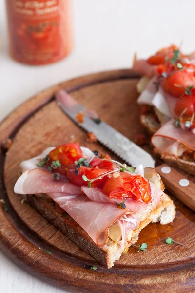 Läckra bruchetta med skinka och tomat — Stockfoto