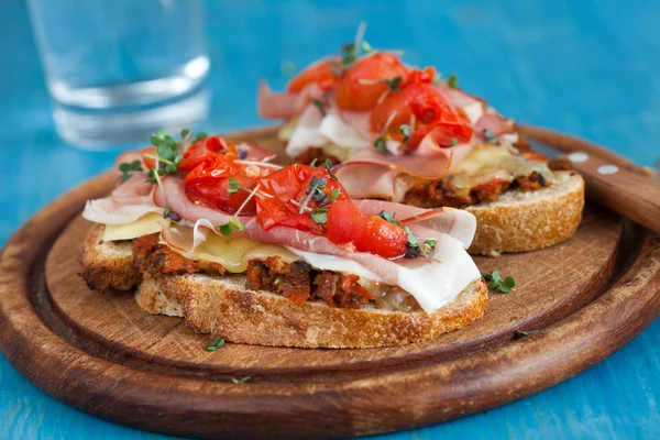 Delicious Bruchetta with ham and tomato — Stock Photo, Image