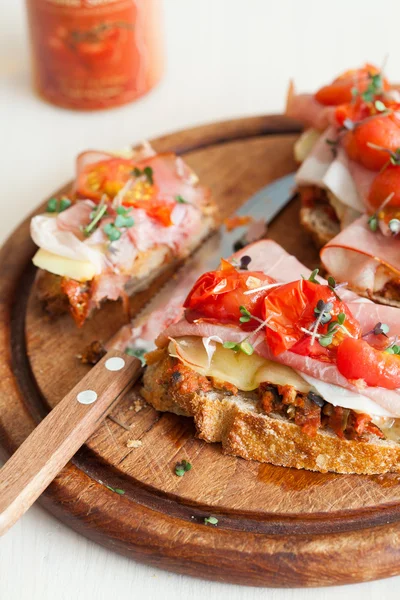Deliciosa Bruchetta con jamón y tomate — Foto de Stock