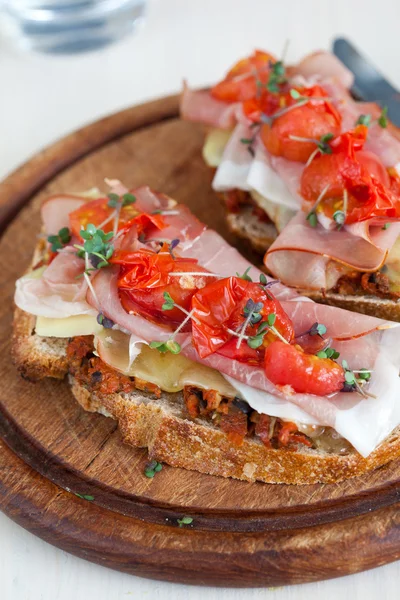 Heerlijke bruchetta met ham en tomaat — Stockfoto
