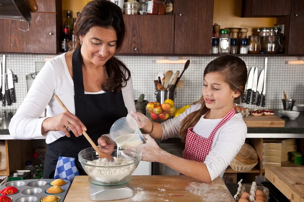 Moeder en dochter samen in keuken — Stockfoto